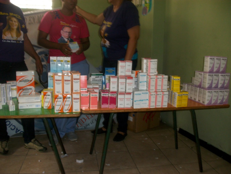 Mesa de medicamentos del operativo médico en la Cañada de Tuffy