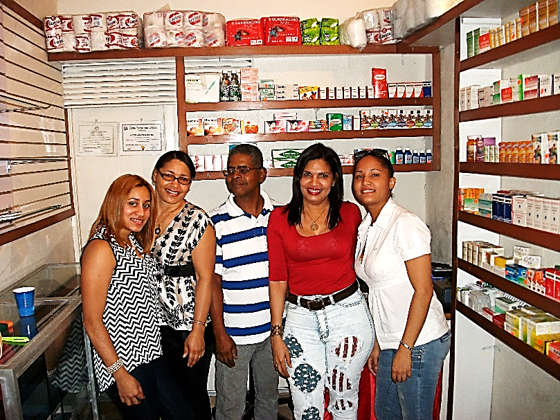 Interior de la botica popular de FUNSADOM en La Isabela