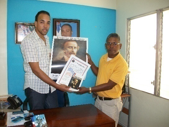 Representantes de FUNSADOM con material del Instituto Duartiano