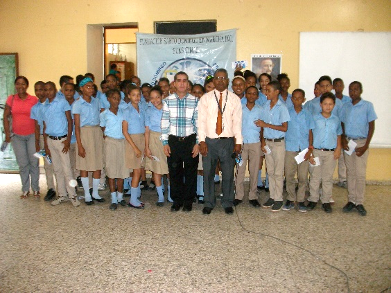 Grupo de estudiantes y facilitadores del curso taller constitucional