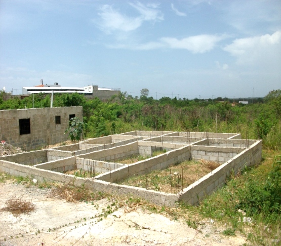 Terreno y cimientos del proyecto comunitario de FUNSADOM en Los Casabes