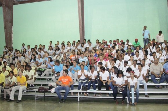 Vista del escenario antes de iniciar el 2do Debate Constitucional Estudiantil